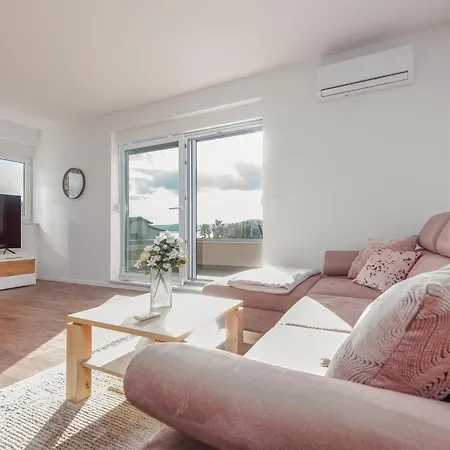 2 Bedroom Stunning In Apartament