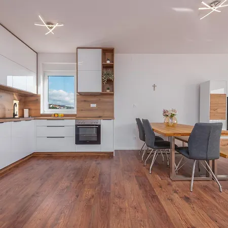 2 Bedroom Stunning In *