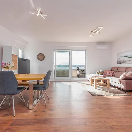 2 Bedroom Stunning In *