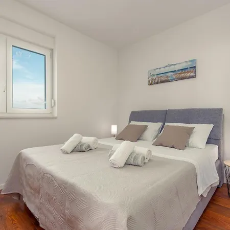 2 Bedroom Stunning In Apartament *
