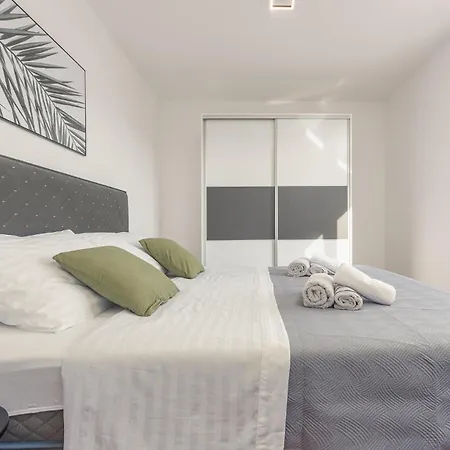 2 Bedroom Stunning In Appartamento Sukošan